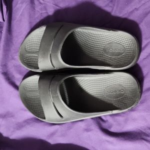 Oofos slides. Black. Mens 8 womens 10. Barely worn.
